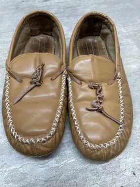 Retreat Moccasin Slippers Men 8M Tan Leather Fair Condition Whipstitch Soft Sole